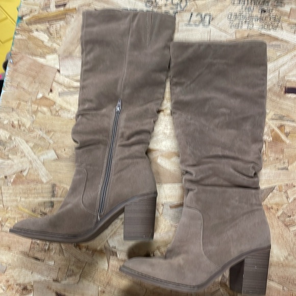 Tall brown Universal Threads boots - Picture 2 of 5